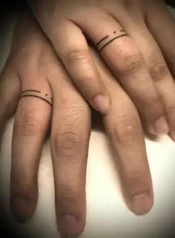 Татуировка в виде кольца с парой Азбука Морзе