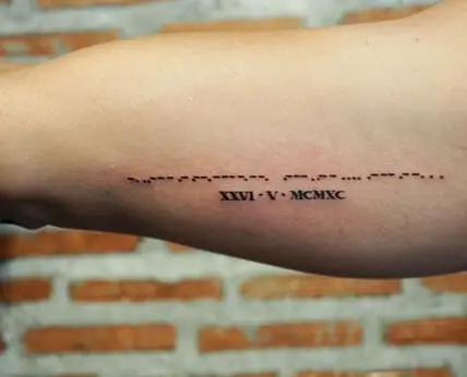 Татуировка по дате рождения в виде азбуки Морзе