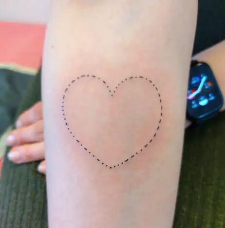 Татуировка в виде сердца с азбукой Морзе