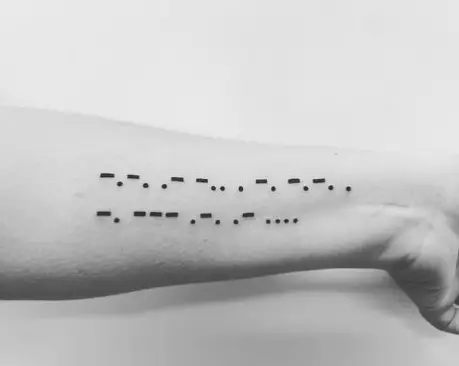 Татуировка в виде скрытого послания азбуки Морзе